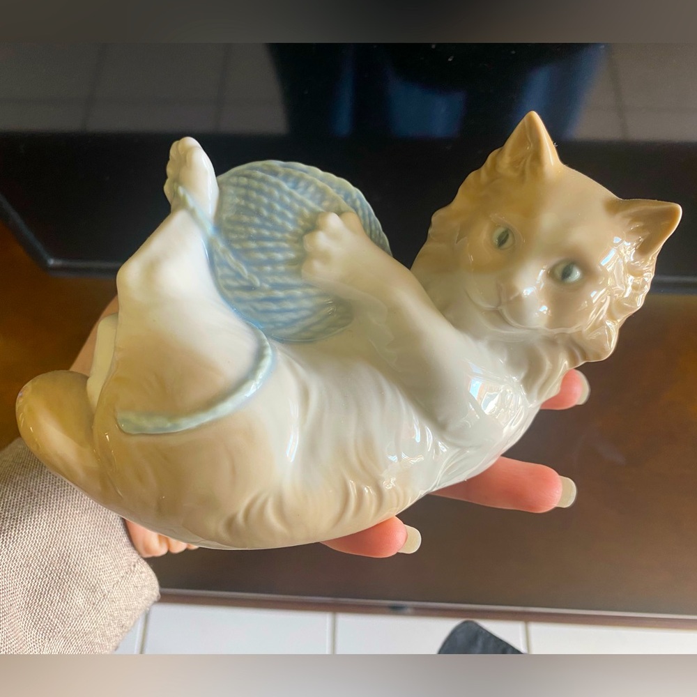 NAO by Lladró 1978 kitten with yarn ball
